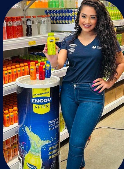 Promotora recepcionando em estande