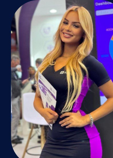 Promotora uniformizada no evento